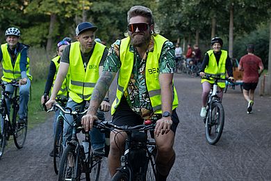 Mitarbeitende vom BBW mit Warnwesten auf Fahrrädern