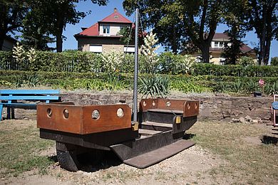 Ein Schiff aus Holz im Garten