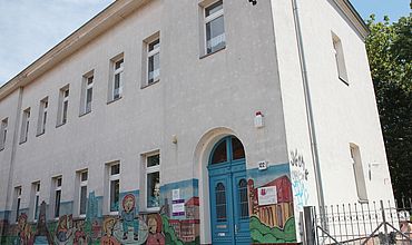 Außenansicht mit Wandmalerei