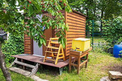 Gartenhütte aus Holz, TrippTrapp und eine kleine Wasserstation