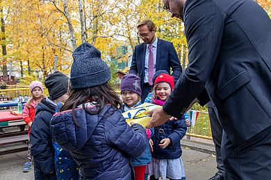 Christian Piwarz übergibt Geschenke an die Kinder