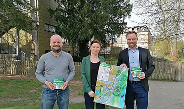 Stadtplan "Knautland" wird vorgestellt und für das Foto hochgehalten vonChristian Gundlach und das Leipziger Kinder- und Jugendbüro, Leiterin der Kita BBW-Kindertagesstätte Seume Str. und dem Kaufmännischen Geschäftsführer der BBW-Leipzig-Gruppe