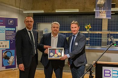 Medaillenübergabe für Mitarbeit bei den Special Olympics (Host Town); v.l.n.r. Tobias Schmidt (Hauptgeschäftsführer*in BBW-Leipzig-Gruppe), Axel Ackermann (Projektleiter*in IKJS Inklusiver Kinder- und Jugendsport), Holger Gasse (CDU-Landtagsabgeordneter)