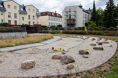 Ein großer Sandkasten auf dem Kita-Gelände