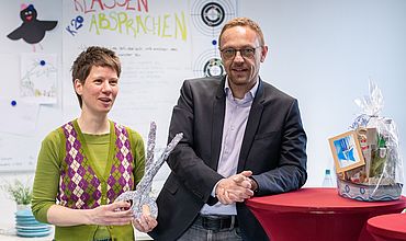 Abteilungsleiter*in Berufsfachschule Logopädie Lea Beuter mit Tobias Schmidt, Hauptgeschäftsführer*in BBW-Leipzig-Gruppe