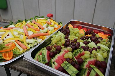 Neben Trauben, Erdbeeren sowie Wasser- und Honigmelone gibt es auch eine Platte mit Möhren, Paprika und Salat.