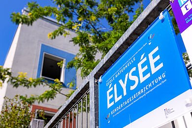 Tor zur Kita mit dem Schild "Ecole maternelle Élysée"
