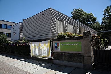 Außenansicht, Bungalow mit hellem Holz verkleidet