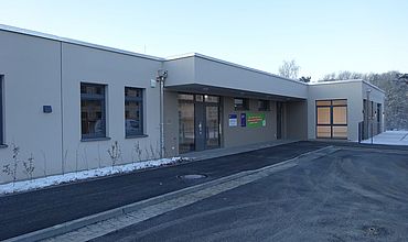 Auf dem Bild ist der Haupteingang der integrativen BBW-Kita Geschwister-Steinhausen-Str. zu sehen
