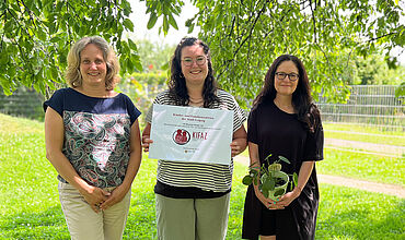 Rezertifizierung der BBW-Kita "Wurzner Straße" als Kinder- und Familienzentrum; v.l.: Ariane Hohaus (Fachberater*in Kindertagesstätten), Theresa Tosch (Kita-Leiter*in), Juliane Köbler (KiFaZ-Koordinator*in), Jessica Schneider (Gutachter*in vom Amt für Jugend und Familie)