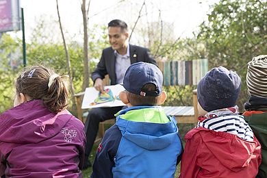 Ken Toko liest den Kindern der Kita "Elefant, Tiger und Knirps" vor.