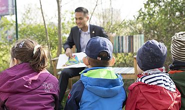 Ken Toko liest den Kindern der Kita "Elefant, Tiger und Knirps" vor.