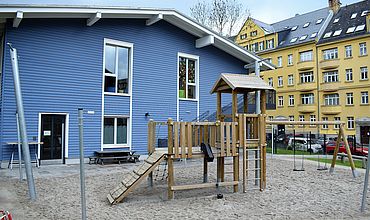 Das blaue Haus mit Klettergerüst