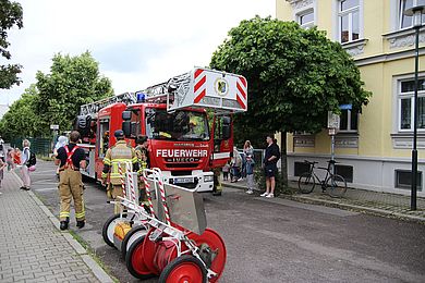 Die freiwillige Feuerwehr der Stadt Markkleeberg gratuliert ebenfalls zum Jubiläum. Die Kinder können das Drehleiterfahrzeug vor der Kita bestaunen.