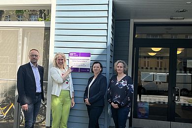 Gruppenfoto vor der Kita "Gustav-Freytag-Straße 31", v.l.n.r.: Tobias Schmidt (Hauptgeschäftsführer*in BBW-Leipzig-Gruppe), Katharina Krefft (Leipziger Stadträtin Bündnis 90/Die Grünen), Ines Naumann (Geschäftsbereichsleiter*in Kindertagesstätten), Ariane Hohaus (Fachberater*in Kindertagesstätten)