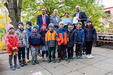 Übergabe der Plakette "Elysée-Kita": hinten v.l.nr. Tobias Schmidt, Philippe Guilbert, Anja Penndorf, Christian Piwarz, vorne: Kita-Kinder