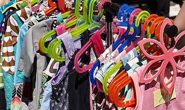 Nahaufnahme eines Kleiderständers mit Kinderkleidung