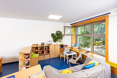 Familiengruppe - gemütliche Sitzecke mit Sofa und Stühlen am Fenster